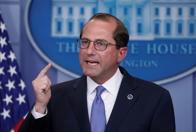 © Reuters. U.S. HHS Secretary Azar speaks during the daily briefing at the White House in Washington