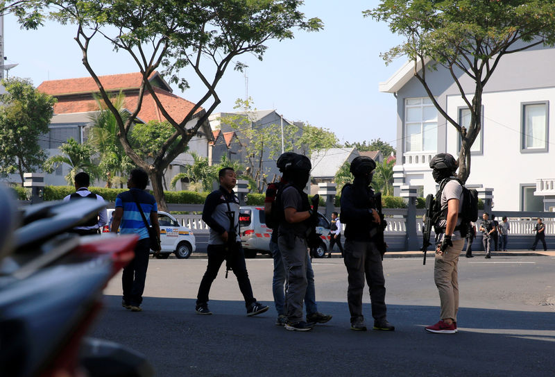 © Reuters. الدولة الإسلامية تعلن مسؤوليتها عن هجوم استهدف مركزا للشرطة في إندونيسيا