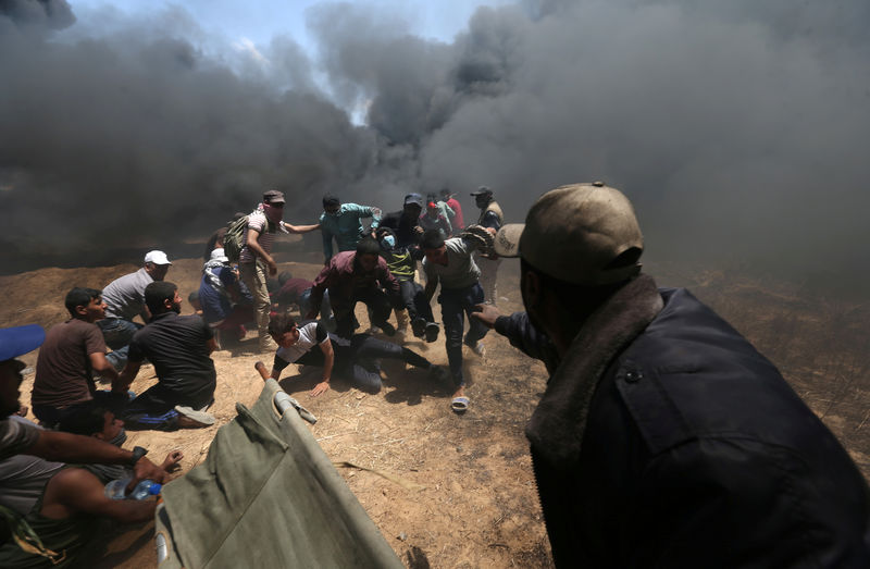© Reuters. وزارة الصحة الفلسطينية: ارتفاع عدد قتلى الاحتجاجات في غزة إلى 52