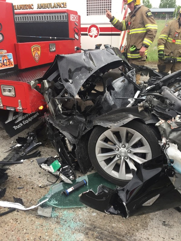 © Reuters. A Tesla Model S is seen after it hit the back of a mechanic truck  in South Jordan,