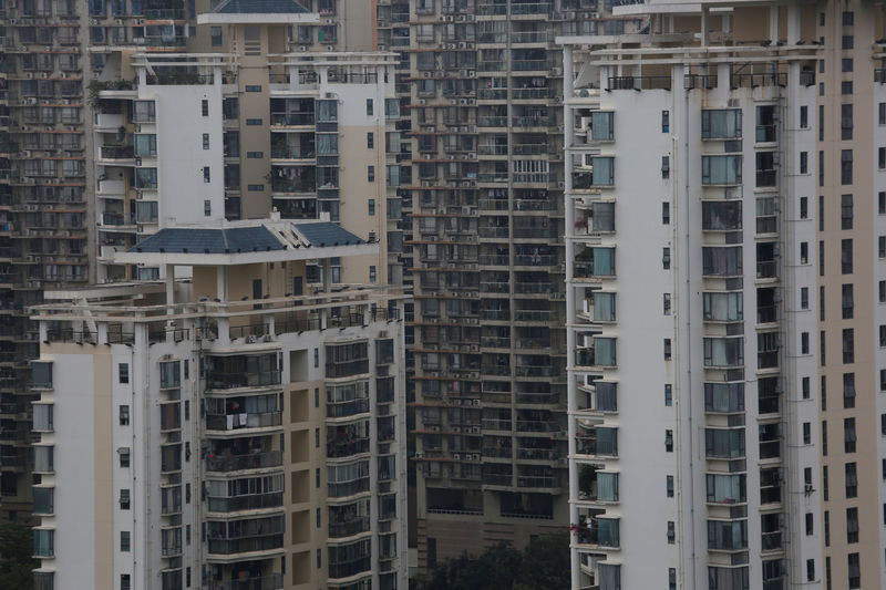 © Reuters. FILE PHOTO: Residential apartments are located in downtown Shenzhen