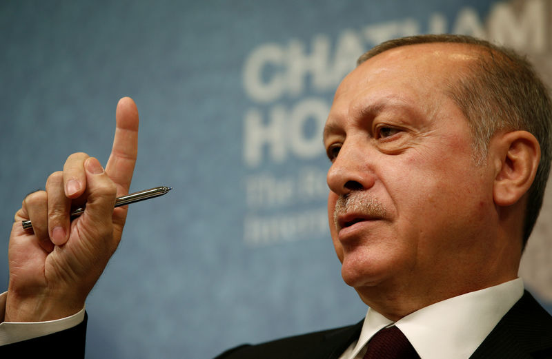 © Reuters. The President of Turkey, Recep Tayyip Erdogan, speaks at Chatham House in central London