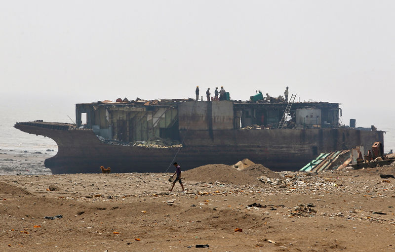 © Reuters. FILE PHOTO: Workers dismantle a decommissioned ship at the Alang shipyard in the western Indian state of Gujarat