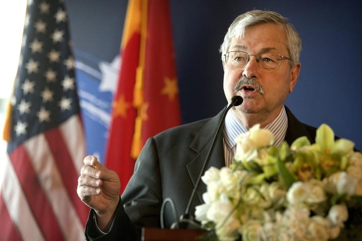 © Reuters. Foto de archivo: El embajador de Estados Unidos en China, Terry Branstad, habla en un evento para celebrar la reintroducción de las importaciones de carne estadounidense a China en Pekín, China
