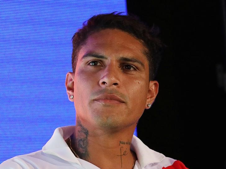 © Reuters. Foto de archivo del delantero peruano Paolo Guerrero en un evento en Lima