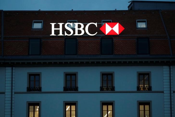 © Reuters. En la imagen de archivo el logo del banco HSBC aparece en Ginebra, Suiza
