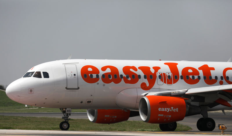 © Reuters. An EasyJet plane takes off at Lisbon's airport