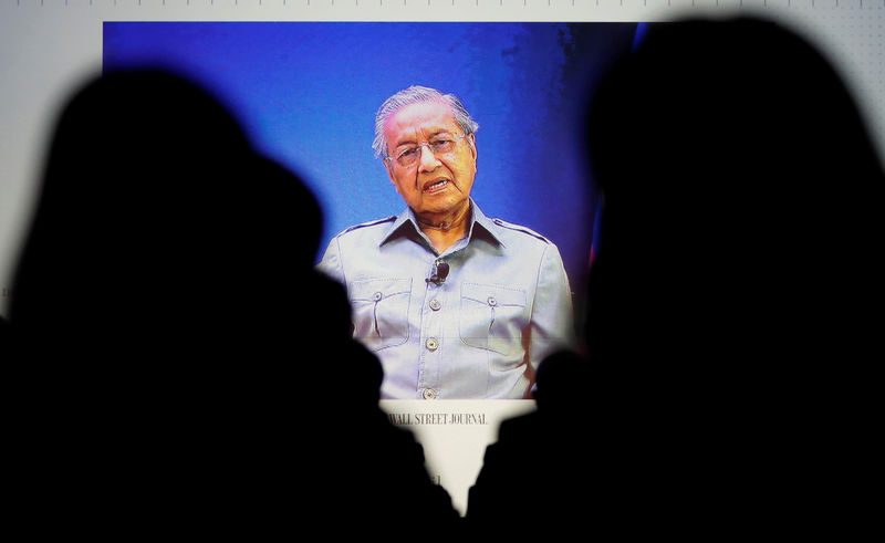 © Reuters. مهاتير محمد يقول إنه سيظل رئيسا لوزراء ماليزيا عاما أو عامين