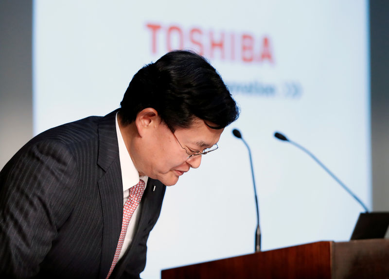 © Reuters. Toshiba Corp's CEO Nobuaki Kurumatani bows during a news conference in Tokyo
