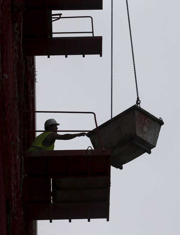 © Reuters. Un obrero en un edificio en construcción en Barcelona
