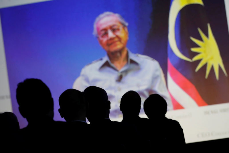 © Reuters. Malaysia's Prime Minister Mahathir Mohamad is seen on video conference screen during the Wall Street Journal CEO Conference in Tokyo