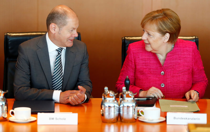 © Reuters. Cabinet meeting at the Chancellery in Berlin