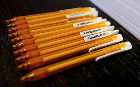 © Reuters. FILE PHOTO -  Pens with Commerzbank logo are pictured at the bank's annual news conference in Frankfurt