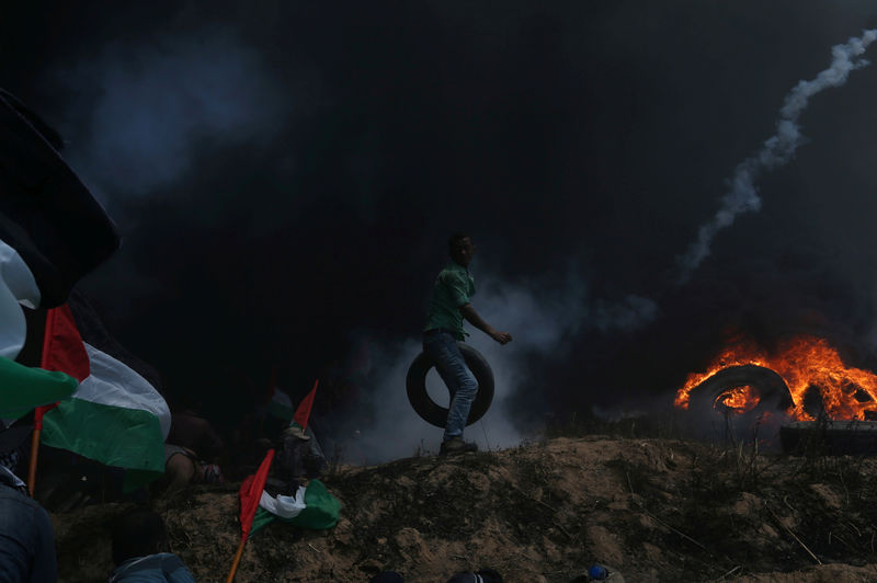 © Reuters. Manifestante palestino durante protesto em Gaza