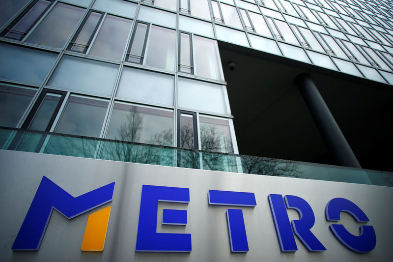 © Reuters. FILE PHOTO: German retailer Metro AG sign is seen on the headquarters in Duesseldorf