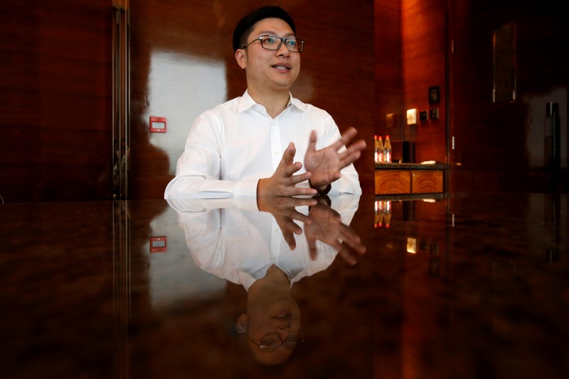 © Reuters. Canaan Creative co-chairman Jianping Kong speaks during an interview in Hong Kong