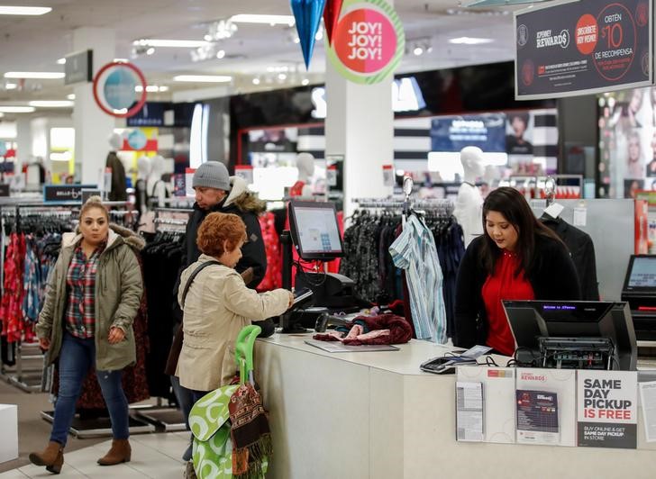 © Reuters. FILE PHOTO: A shopper makes a purchase at the J.C. Penney department store in North Riverside