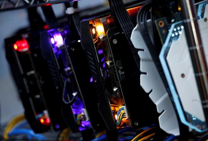 © Reuters. High-end graphic cards are installed in a cryptocurrency mining computer at a computer mall in Hong Kong