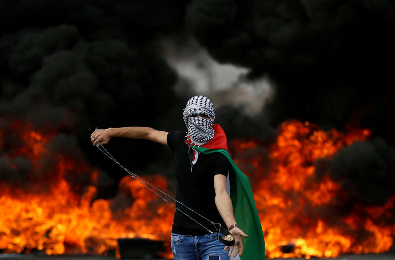 © Reuters. Palestinian demonstrator holds a sling during a protest marking the 70th anniversary of Nakba, near the Jewish settlement of Beit El, near Ramallah, in the occupied West Bank