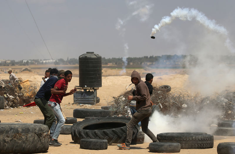 © Reuters. مسؤولون بوزارة الصحة الفلسطينية: القوات الإسرائيلية تقتل فلسطينيا قرب حدود غزة