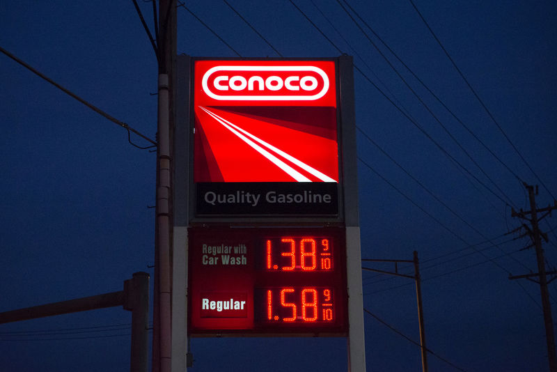 © Reuters. FILE PHOTO: A Conoco gasoline station in St. Louis, Missouri