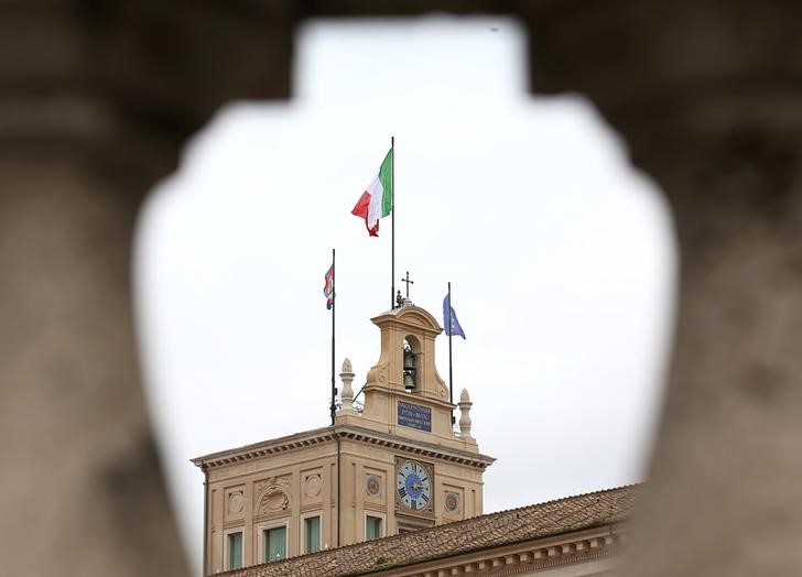 © Reuters. The Italian flag flutters at the Quirinal Palace during the two-day talks on government formation, after March national elections, in Rome