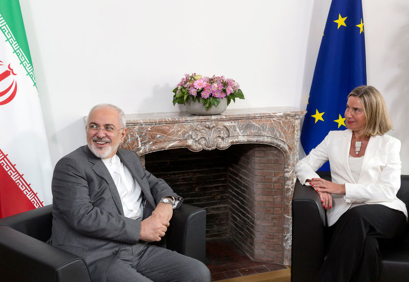 © Reuters. Ministro das Relações Exteriores do Irã, Mohammad Javad Zarif, se reúne com Federica Mogherini, chefe de política externa da União Europeia, em Bruxelas