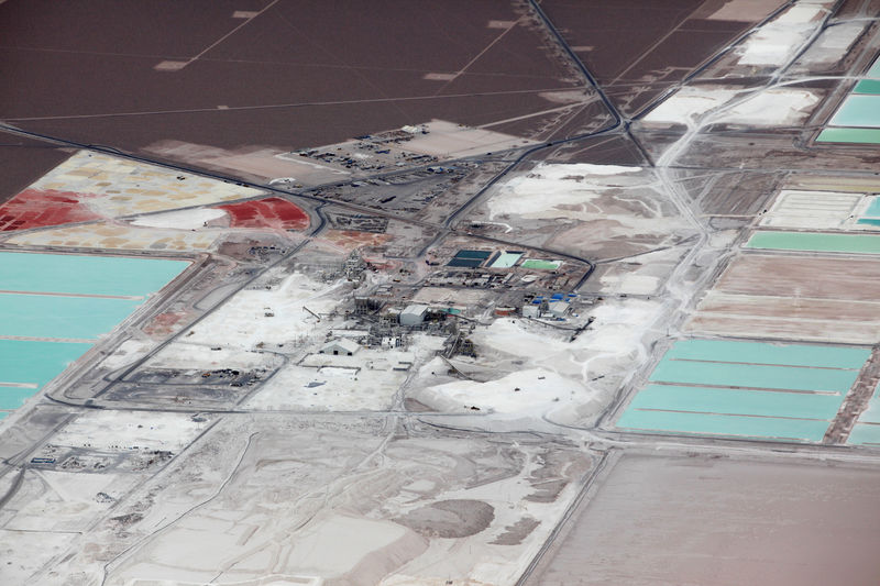 © Reuters. FILE PHOTO: Aerial view of the brine pools and processing plant of the SQM lithium mine on the Atacama salt flat in the Atacama Desert