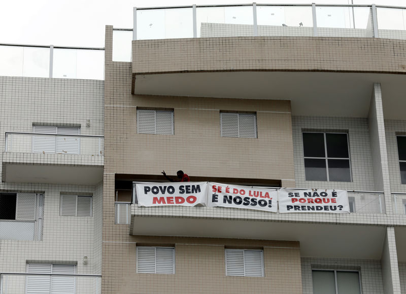 © Reuters. Manifestantes ocupam tríplex no Guarujá atribuído a Lula