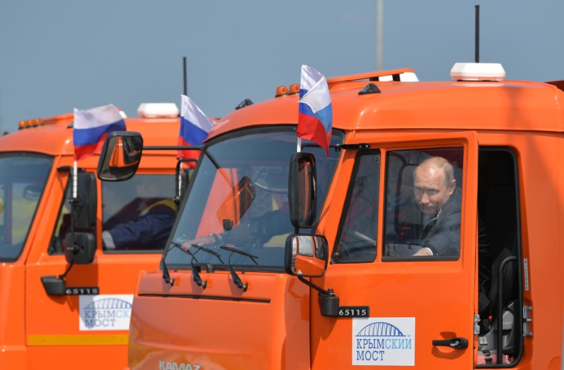 © Reuters. Putin dirige caminhão em abertura de ponte até Crimeia