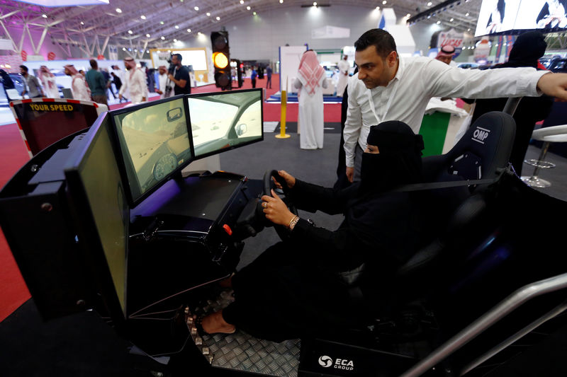 © Reuters. معرض للسيارات في الرياض يجتذب عددا كبيرا من النساء اللائي يتأهبن للقيادة