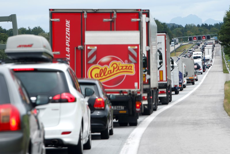 © Reuters. FILE PHOTO: Cars and trucks are stuck in traffic jam near Irschenberg