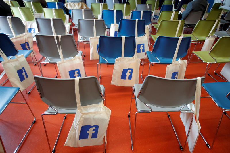 © Reuters. Bags with the Facebook logo are seen before a content summit at France's Facebook headquarters in Paris, France