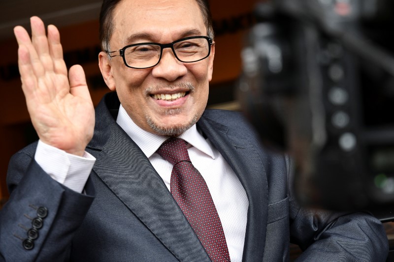 © Reuters. ملك ماليزيا يصدر عفوا شاملا عن الزعيم السياسي أنور إبراهيم