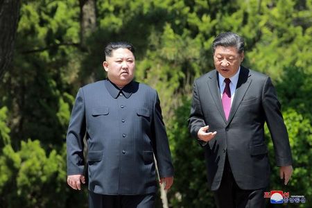 © Reuters. North Korean leader Kim Jong Un walks with China's President Xi Jinping during a visit to Dalian, China in this undated photo released on May 9, 2018 by North Korea's Korean Central News Agency (KCNA)