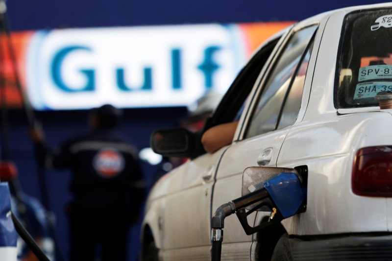 © Reuters. A fuel nozzle pumps fuel into a car at a Gulf Oil petrol station in the municipality of Guadalupe