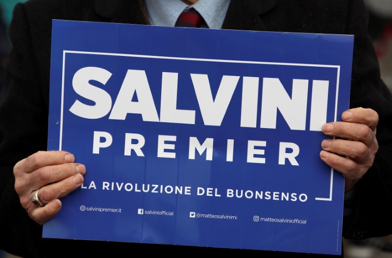 © Reuters. Un sostenitore del leader della Lega Matteo Salvini a Milano