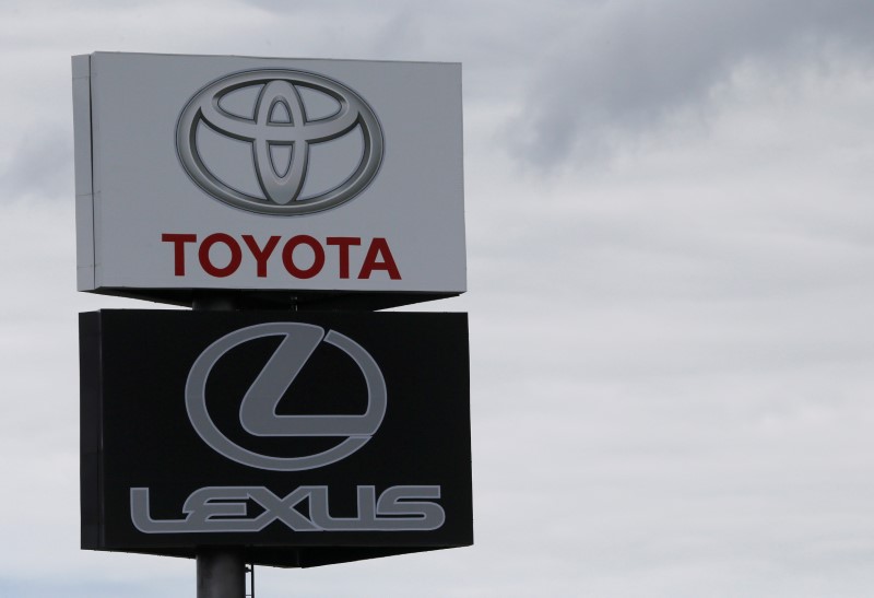 © Reuters. Boards advertising Toyota and Lexus cars are on display in Moscow