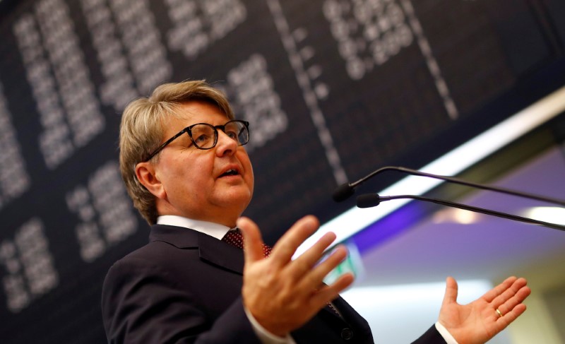 © Reuters. FILE PHOTO: Theodor Weimer, CEO of German stock exchange Deutsche Boerse AG, informs the media about the planned renovations at the trading floor of Frankfurt's stock exchange