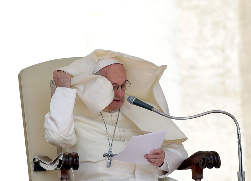 © Reuters. Papa Francisco durante audiência na Praça de São Pedro, no Vaticano