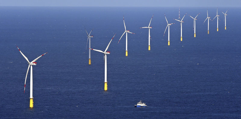 © Reuters. FILE PHOTO: Windmills are seen in the "Dan Tysk" wind park of Swedish energy company Vattenfall and Stadtwerke Munich (public services Munich), located west of the German island of Sylt in the North Sea