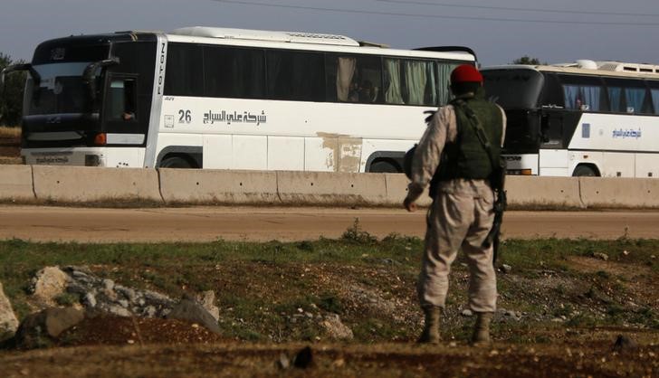 © Reuters. Los rebeldes sirios se retiran de su última zona sitiada