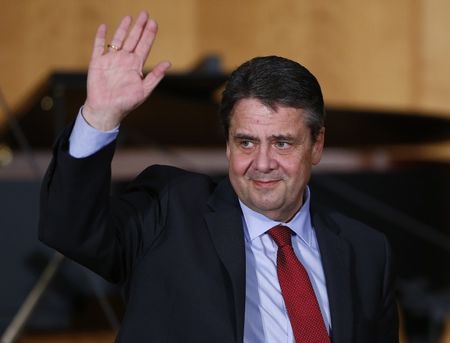 © Reuters. Former German Foreign Minister Gabriel waves during a handover ceremony for the new Foreign Minister Maas in Berlin