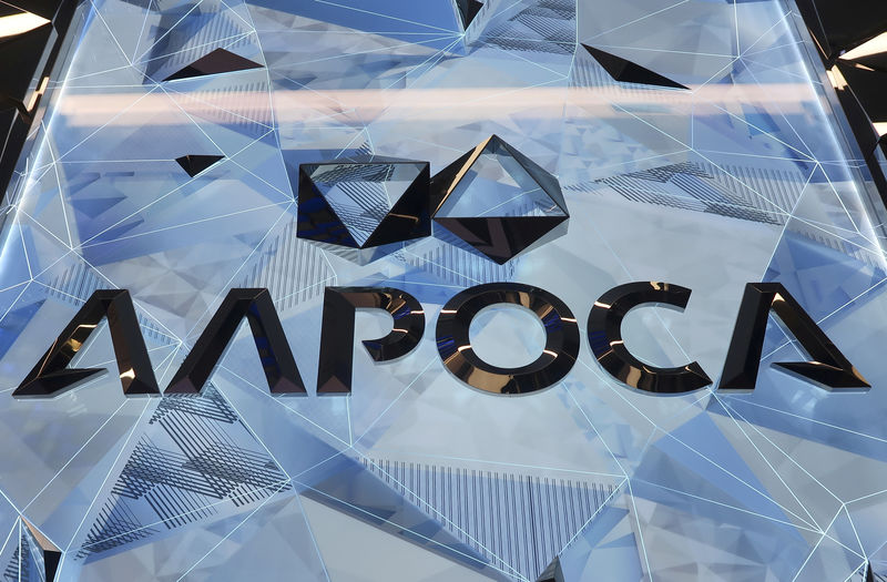 © Reuters. FILE PHOTO: The logo of Russia's diamond producer Alrosa is seen at its headquarters in Moscow