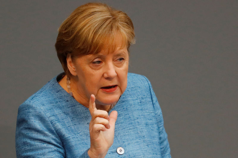 © Reuters. Merkel defiende el acuerdo nuclear e Irán dice que no cederá ante EEUU