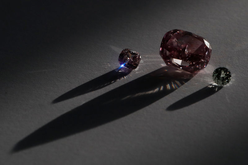 © Reuters. Polished diamonds are pictured at the polishing affiliate of Russian diamond producer Alrosa in Moscow