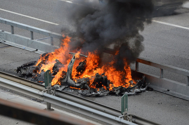 © Reuters. An electric-powered Tesla car burns after a crash on the Swiss A2 motorway on Monte Ceneri near Bellinzona