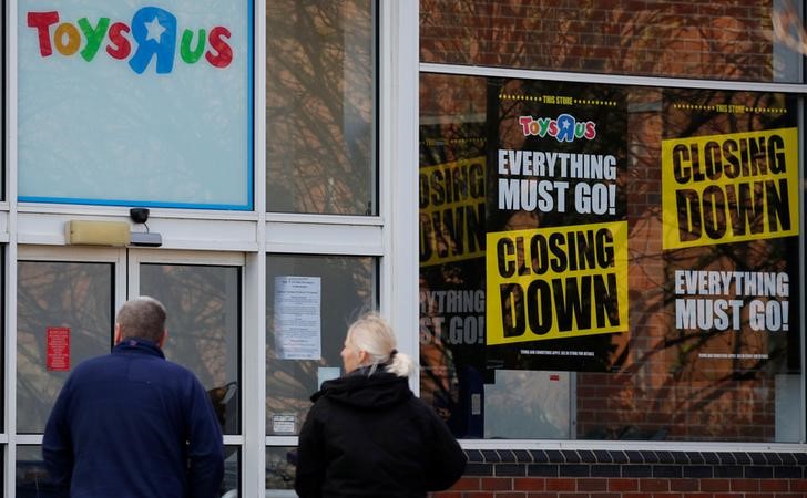 © Reuters. Closing down signs are seen outside the Toys R Us store in Liverpool, Britain