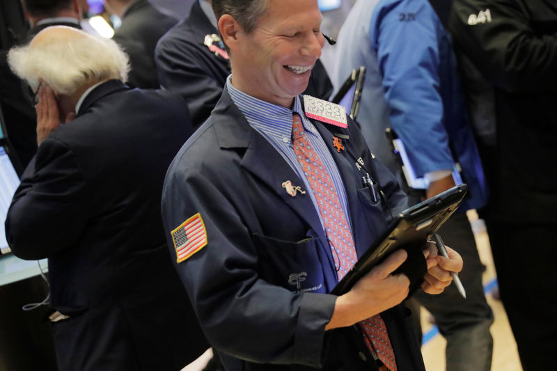 © Reuters. Traders work on the floor of the New York Stock Exchange shortly after the opening bell in New York