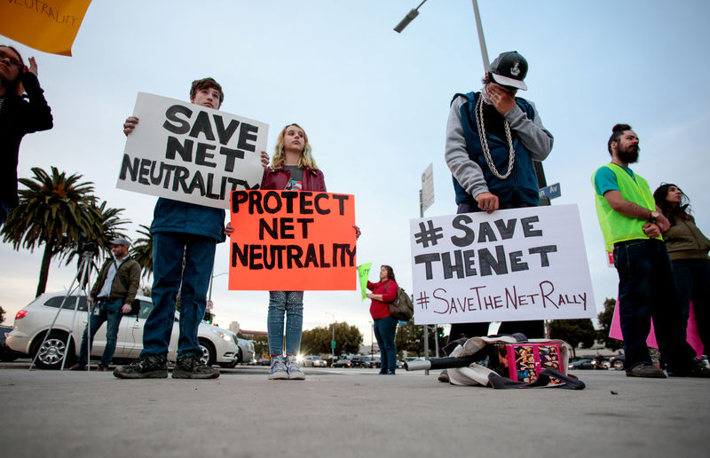 © Reuters. FILE PHOTO: Supporters of Net Neutrality protest the FCC's recent decision to repeal the program in Los Angeles